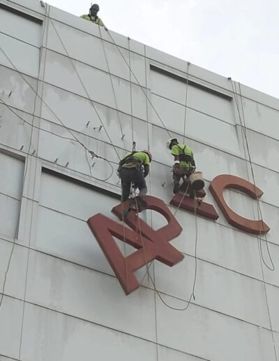 Dismantle service Singapore for safe removal of old digital signage systems